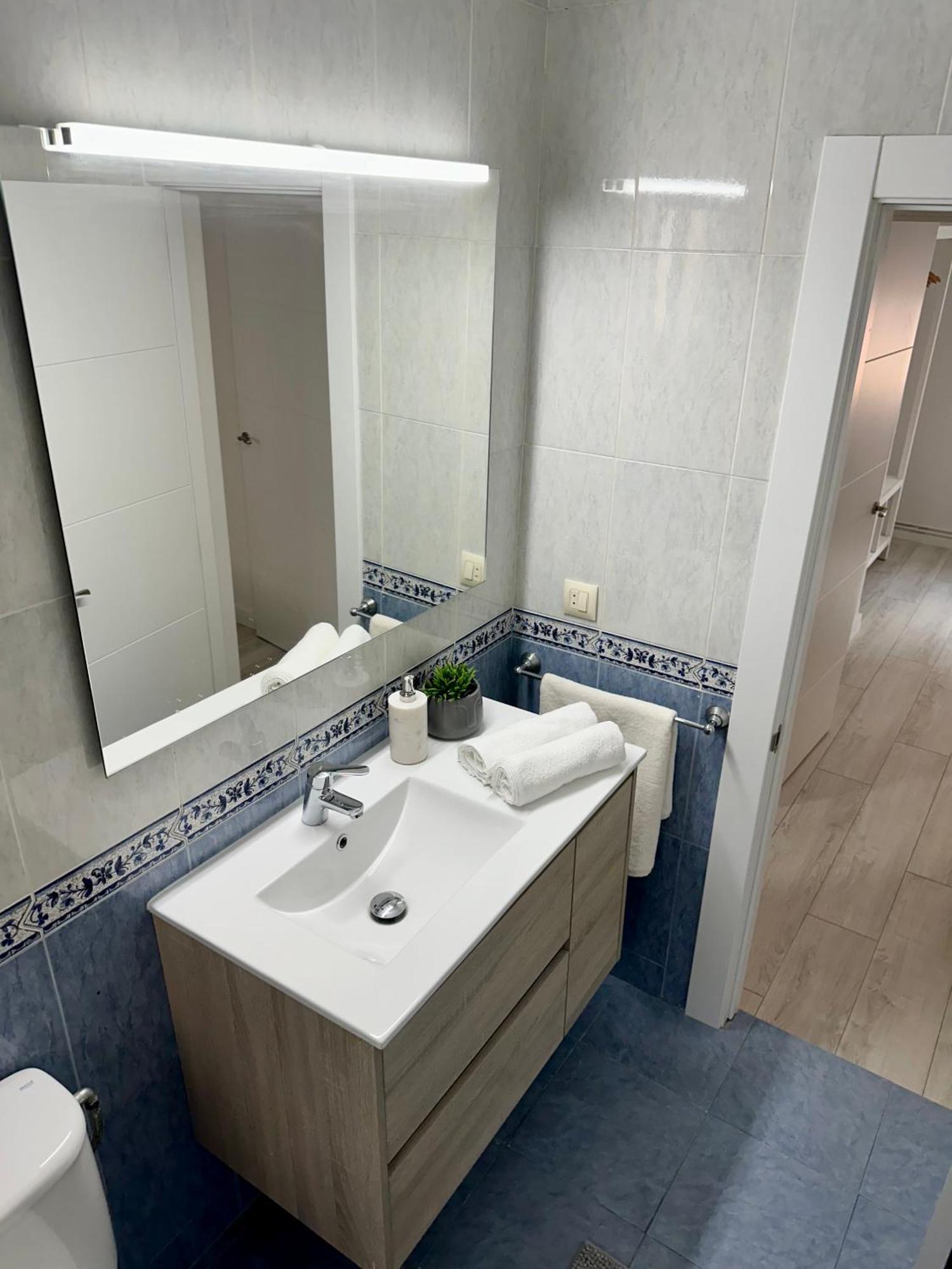Cozy Flat 5 Mins From The Beach Хихон Екстериор снимка